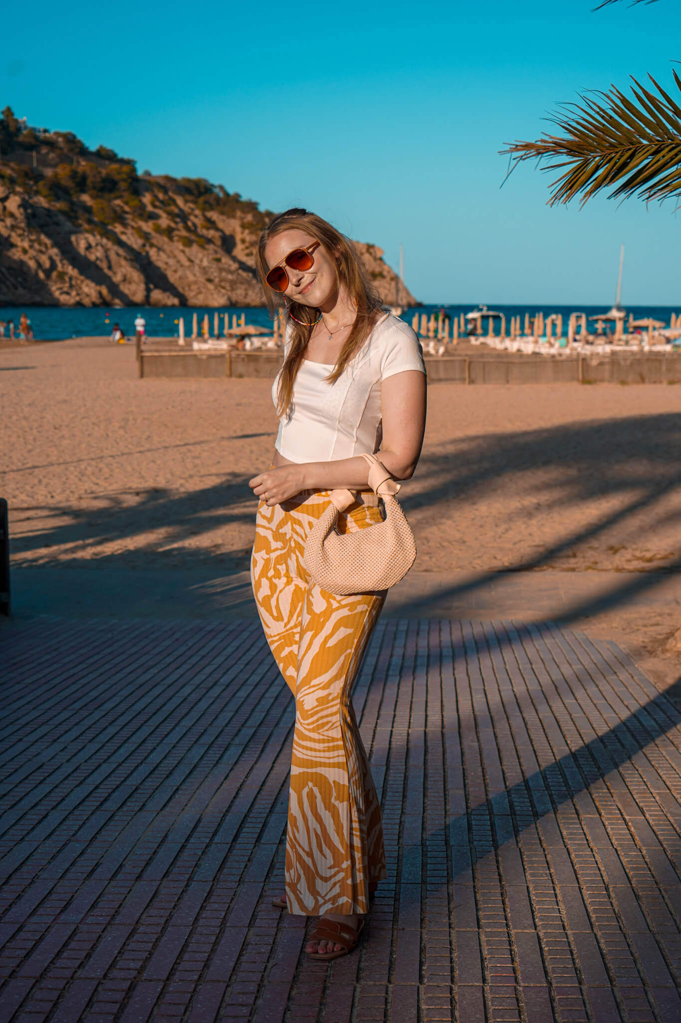 https://shoelove.deichmann.com/de-de/wp-content/uploads/2023/08/ibiza-style-outfit-look-hippie.jpg