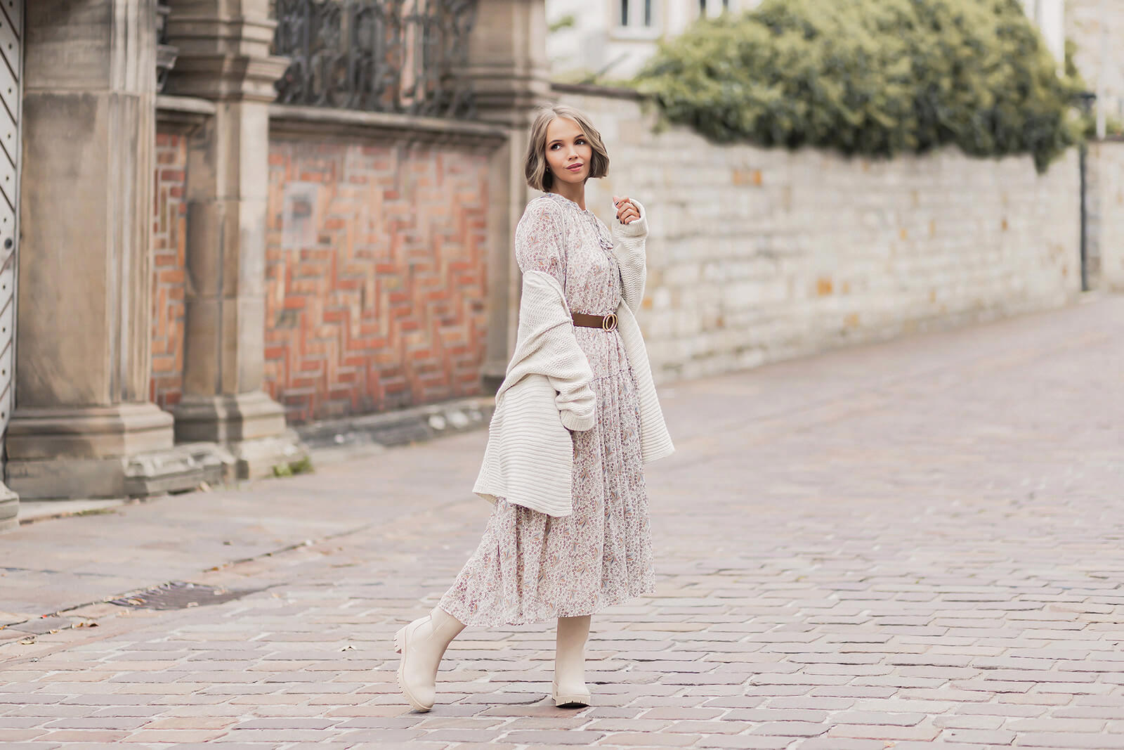 Midikleider und Boots kombinieren, Herbstoutfit mit Chunky Chelsea Boots, beige Stiefeletten, Shoelove by Deichmann