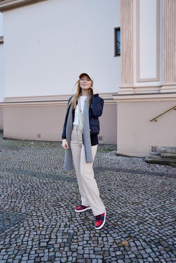 https://shoelove.deichmann.com/de-de/wp-content/uploads/2023/02/Loose-Fit-Hosen-kombinieren-Outfit-Style-614x920.jpeg