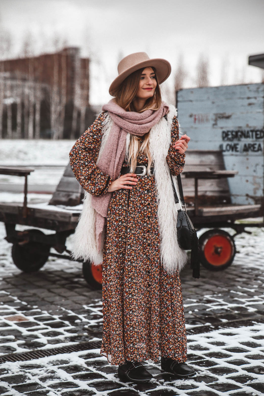 https://shoelove.deichmann.com/de-de/wp-content/uploads/Boho-Kleid-Outfit-Winter-7.jpg