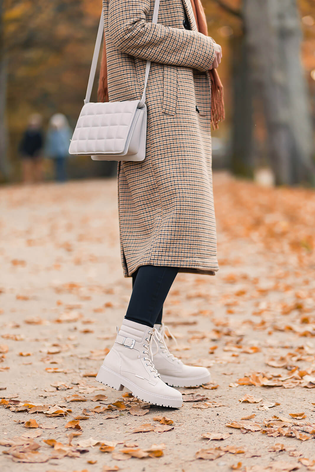 https://shoelove.deichmann.com/de-de/wp-content/uploads/2021/11/karo-looks-herbstoutfit-karierter-mantel-shoelove-by-deichmann4.jpg