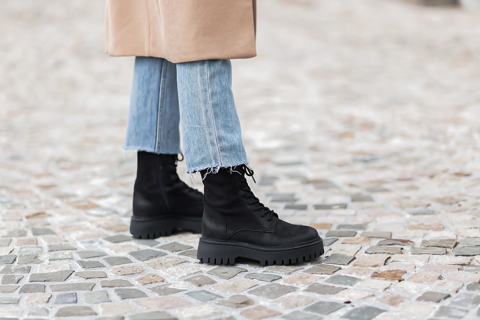 Jeans und Boots stylen, Winterlook mit derben Boots, schwarze Schnürboots, Shoelove by Deichmann