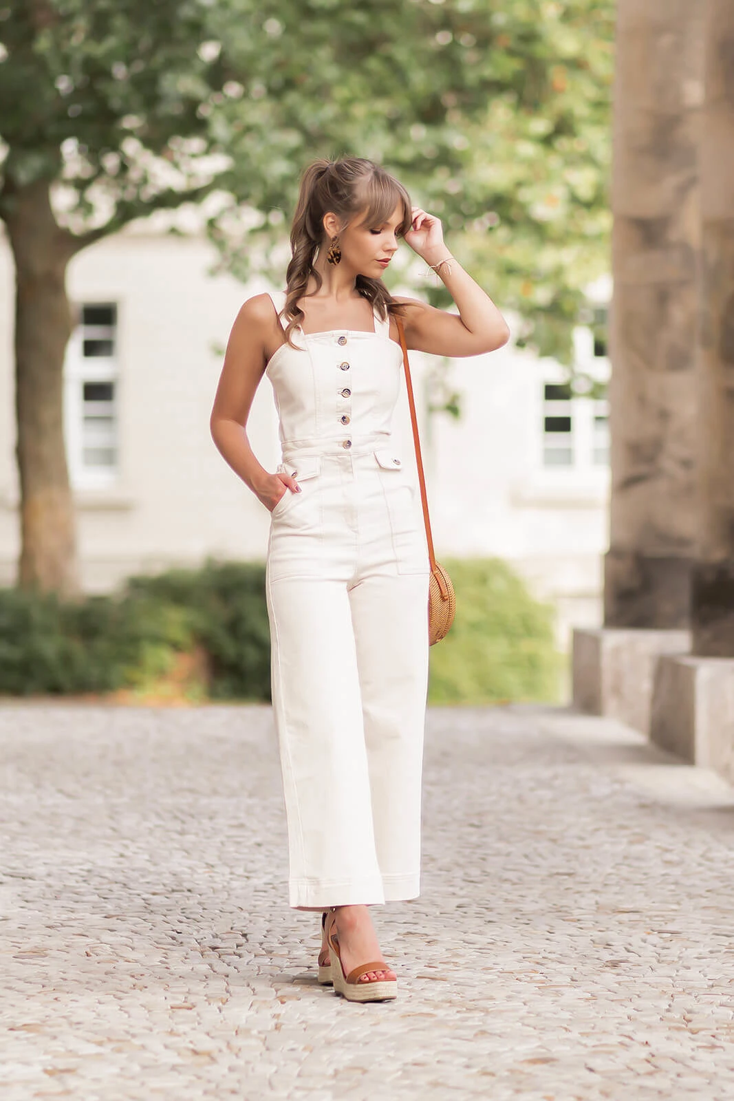 https://shoelove.deichmann.com/de-de/wp-content/uploads/2020/07/denim-jumpsuits-stylen-sommer-trend-2020-shoelove-by-deichmann2.jpg