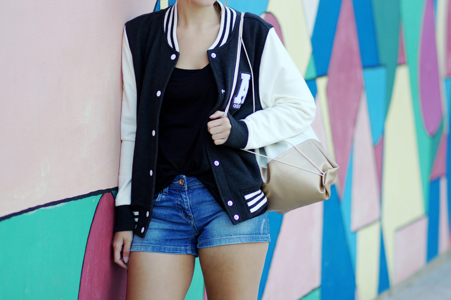 sportliches-outfit-fuer-den-sommer-jeansshorts-collagejacke-sneaker-bezauberndenana-5