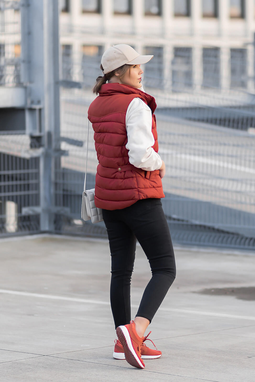 https://shoelove.deichmann.com/de-de/wp-content/uploads/2022/03/puffer-westen-stylen-sportliches-frühlingsoutfit-shoelove-by-deichmann2.jpg