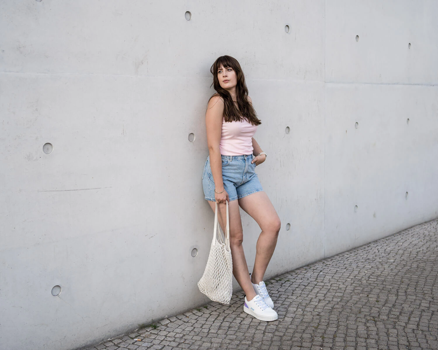 Jeans und Sneaker für den Sommer stylen