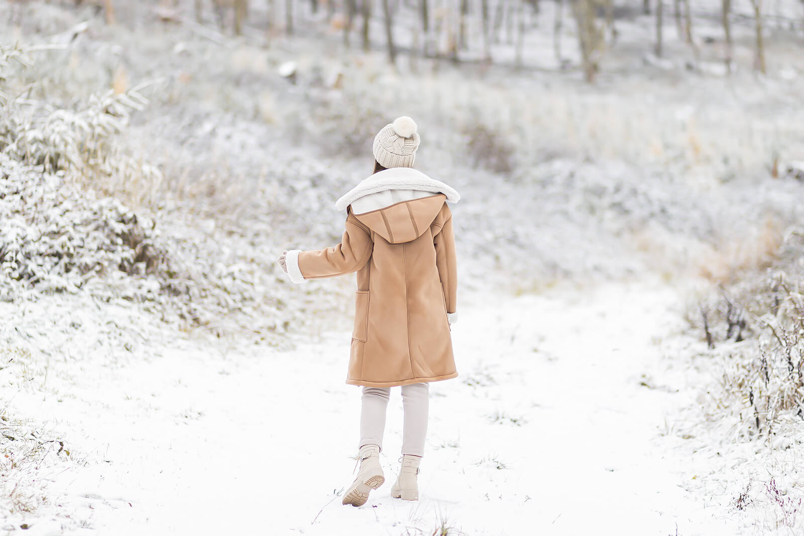 Die besten Stoffe für den Winter, warme Winter Materialien, kuscheliges Winteroutfit Shearling Coat und Strickpullover, Shoelove by Deichmann