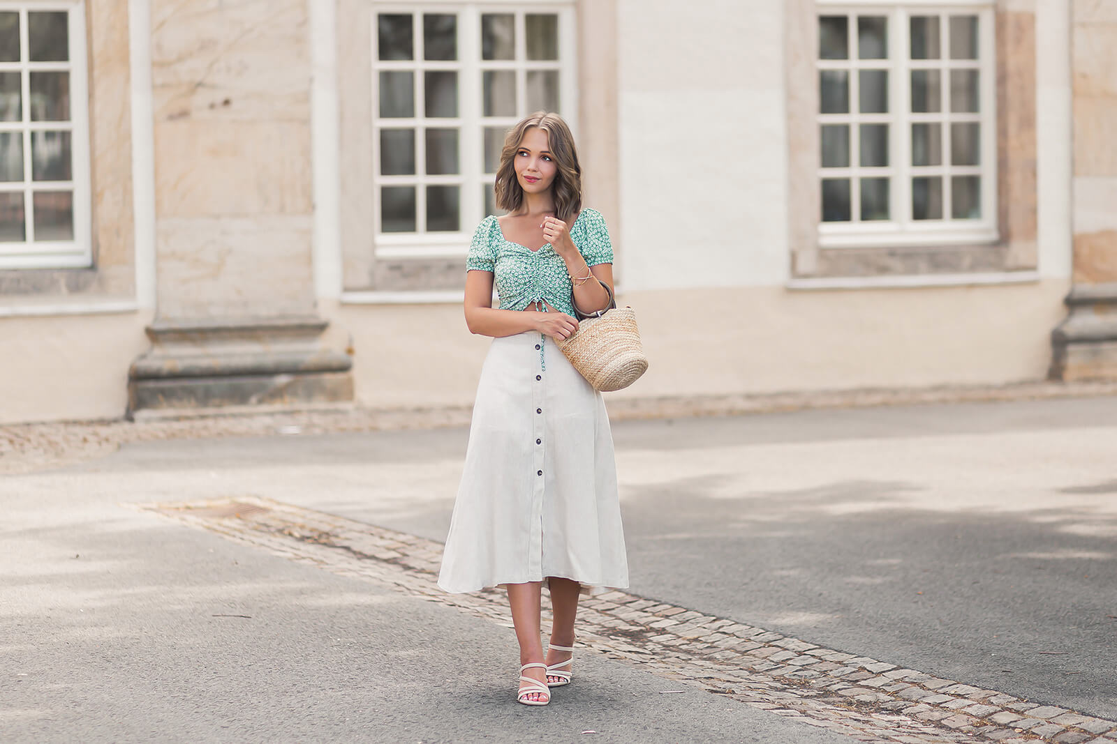 Sommertrends 2021, Mode Trends für den Sommer, Outfit mit Leinenrock und Bluse mit Puffärmeln, Shoelove by Deichmann