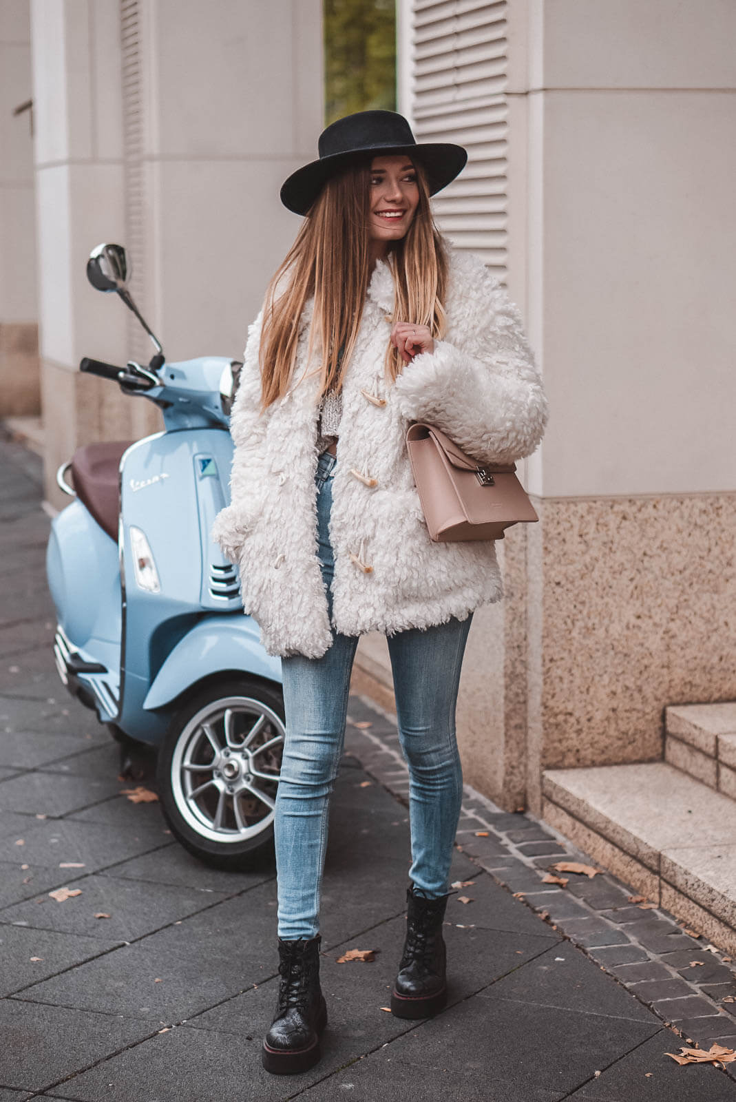 https://shoelove.deichmann.com/de-de/wp-content/uploads/Teddyjacke-kombinieren-Herbst-2.jpg