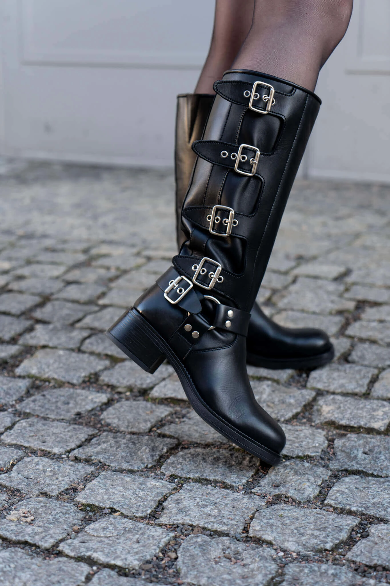 https://shoelove.deichmann.com/de-de/wp-content/uploads/2024/01/Boots-mit-grossen-Schnallen-so-stylt-ihr-den-Trend-03.jpg