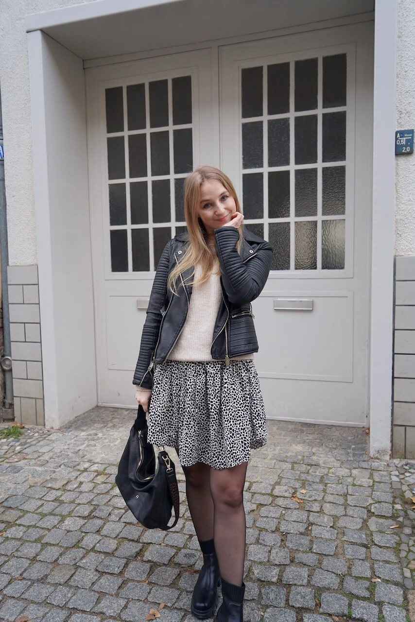 https://shoelove.deichmann.com/de-de/wp-content/uploads/2022/11/Kleider-im-Herbst-kombinieren-Outfit.jpeg