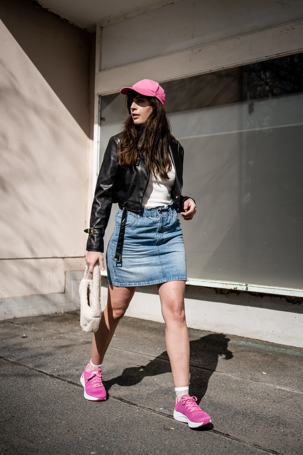 Outfit-Tipps für bunte Sneaker