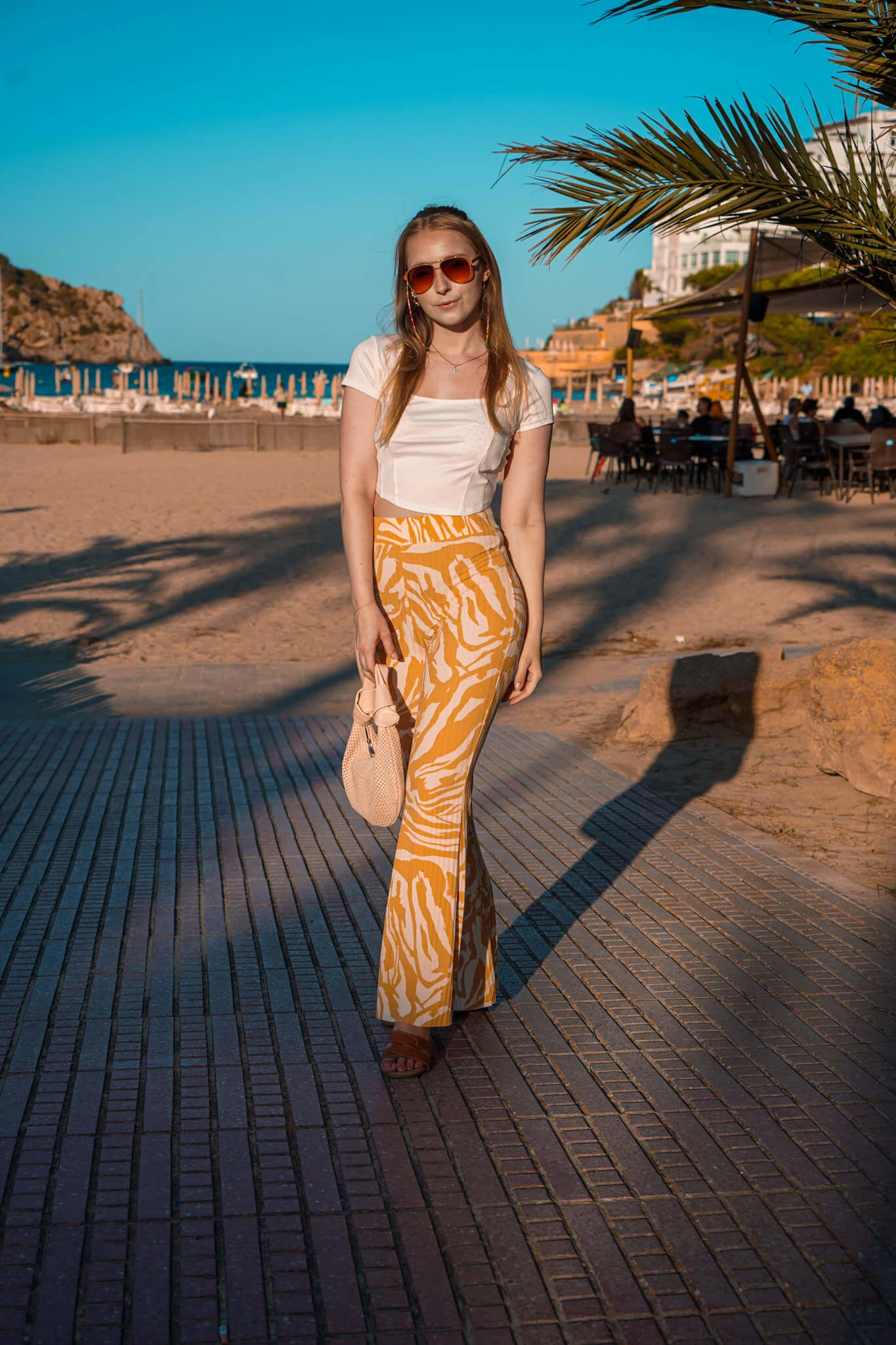 https://shoelove.deichmann.com/de-de/wp-content/uploads/2023/08/ibiza-style-outfit-look-boho-trend.jpg