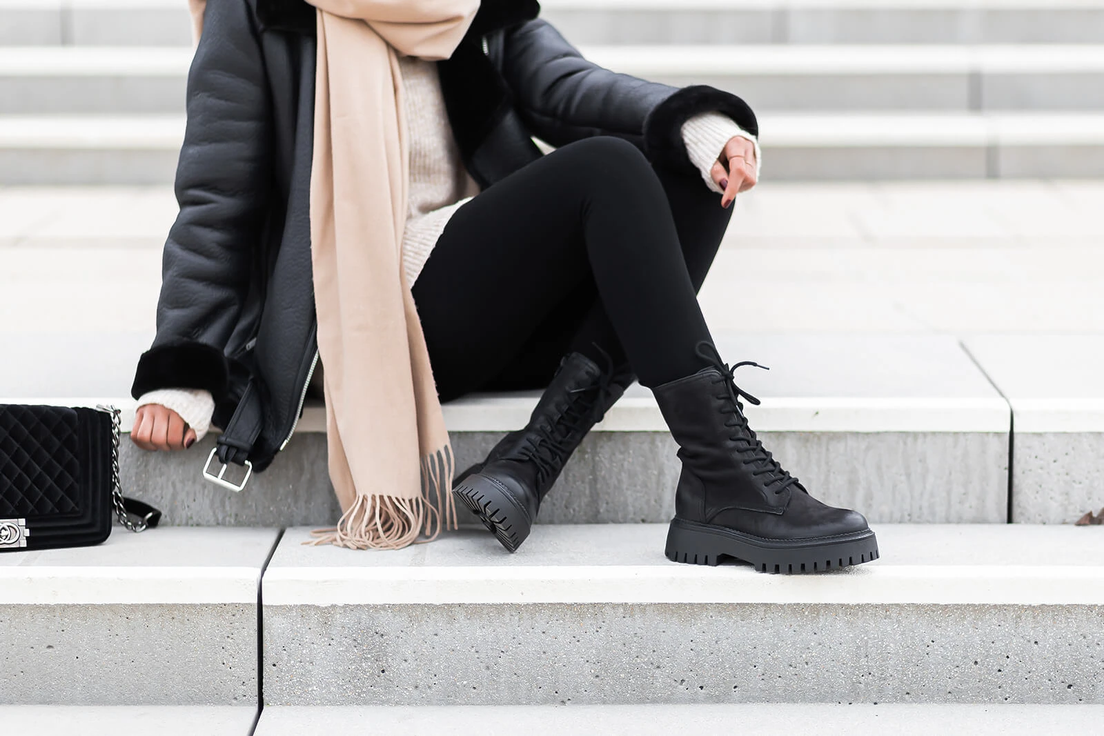 Leggings im Winter kombinieren, lässiger Winterlook mit Leggings und schwarzen Boots, Leggings Trends 2023, schwarze Leggings, Shoelove by Deichmann