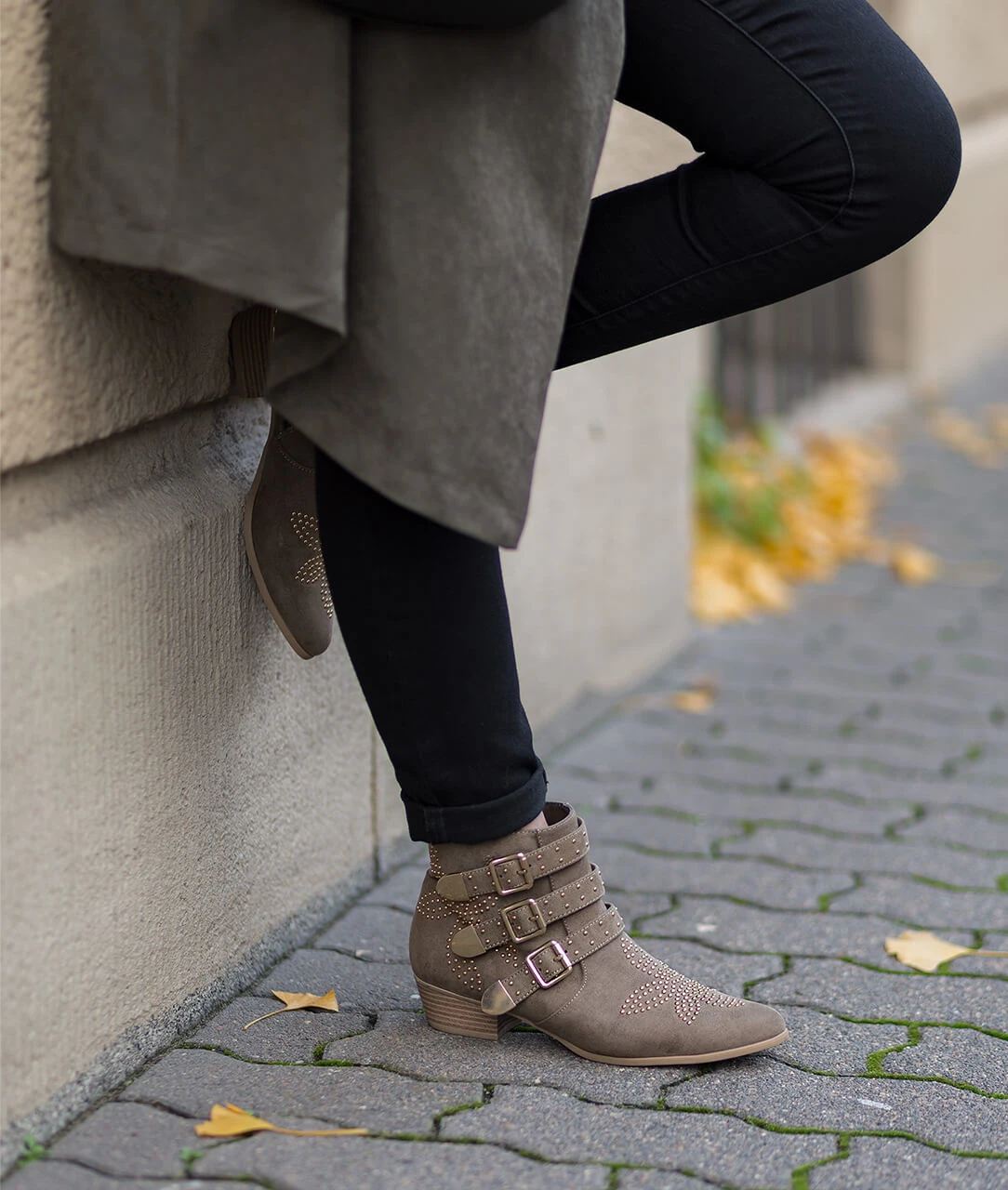 https://shoelove.deichmann.com/de-de/wp-content/uploads/grün-im-herbst-kombinieren-outfit-khaki-mantel-shoelove-by-deichmann-2.jpg