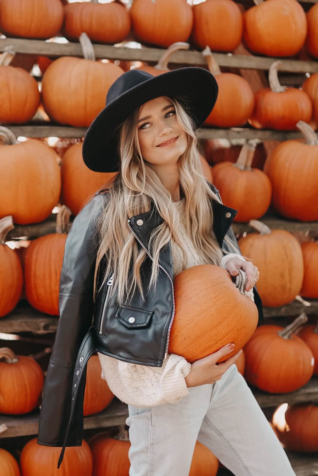 https://shoelove.deichmann.com/de-de/wp-content/uploads/2021/10/Oversized-Lederjacke-Herbst-Outfit-3.jpg