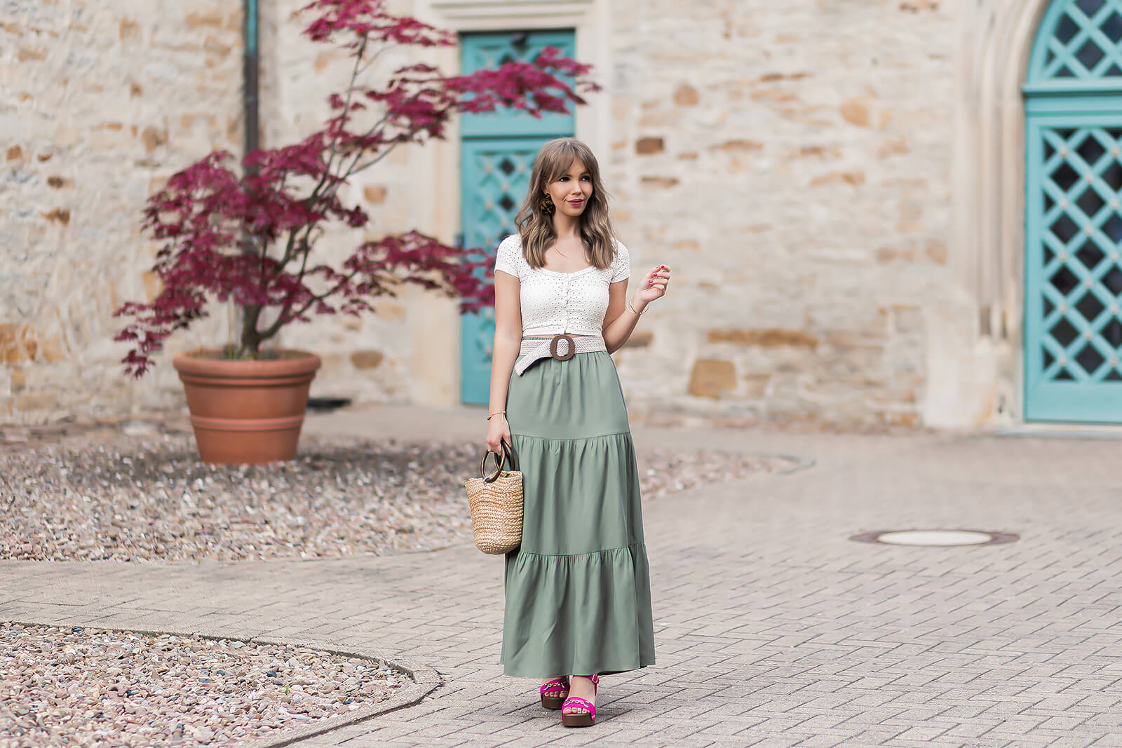 Sommeroutfit mit Maxirock und Plateau Sandaletten