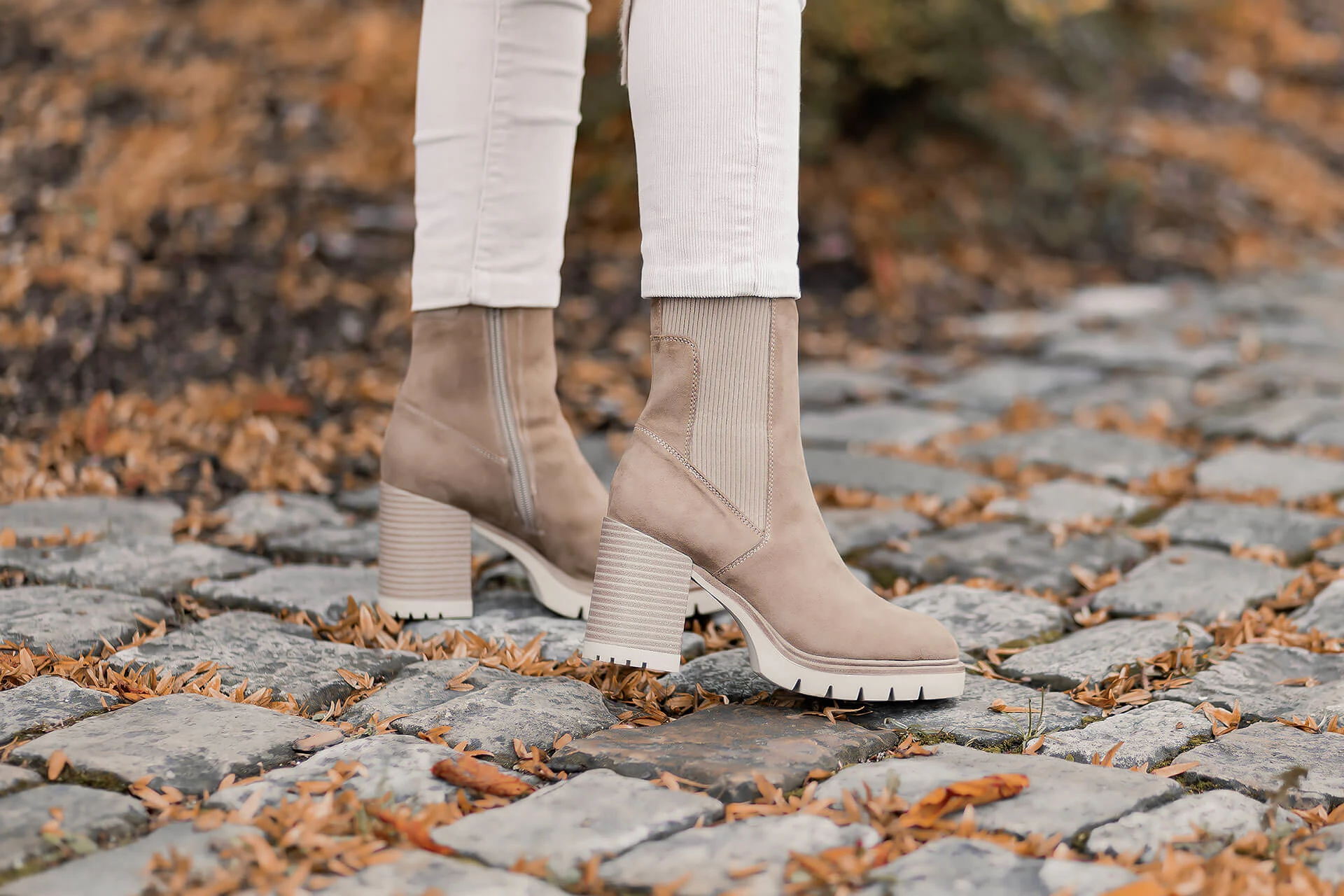 Diese Stiefeletten sind 2023 Trend, beige Stiefeletten mit Blockabsatz