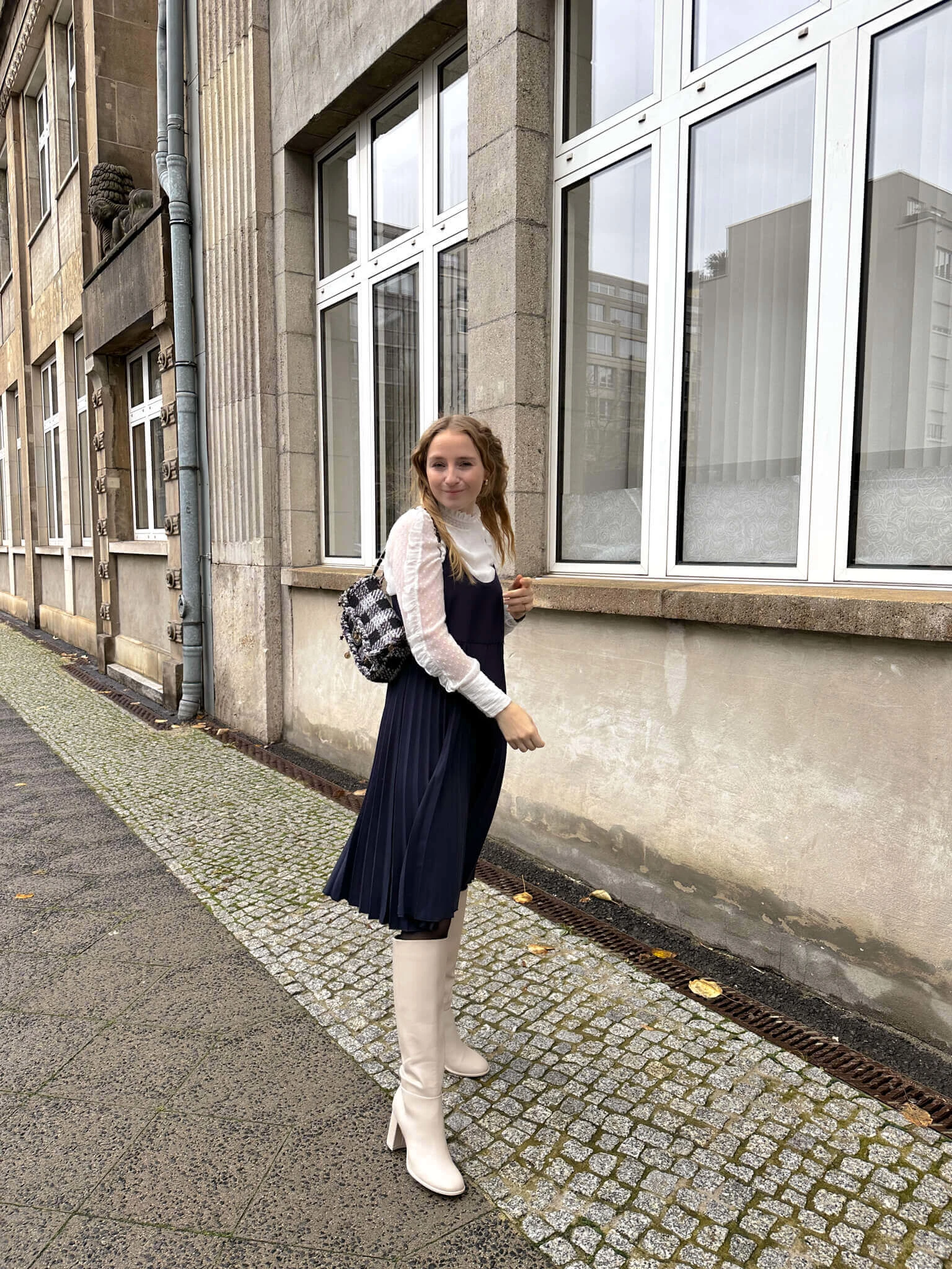 https://shoelove.deichmann.com/de-de/wp-content/uploads/2023/11/Cremefarbene-Stiefel-stylen-Herbst-Outfit-1.jpg