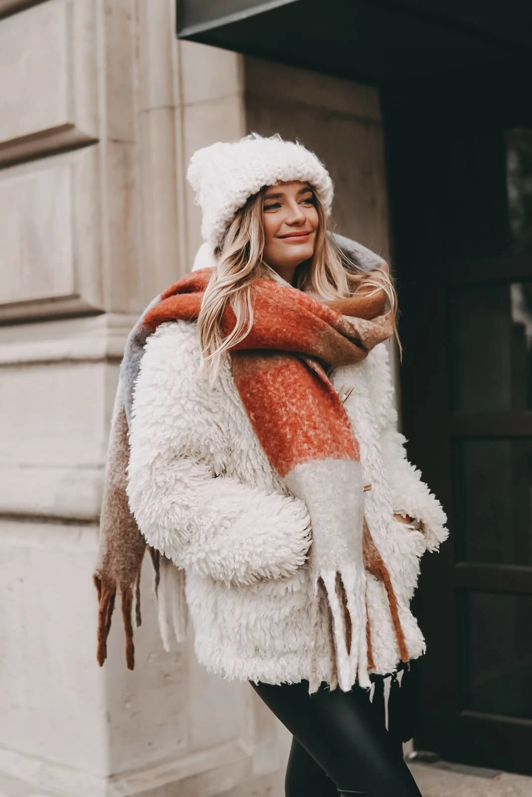 https://shoelove.deichmann.com/de-de/wp-content/uploads/2022/11/Weihnachtsmarkt-Outfit-warm-gemuetlich-3.jpg