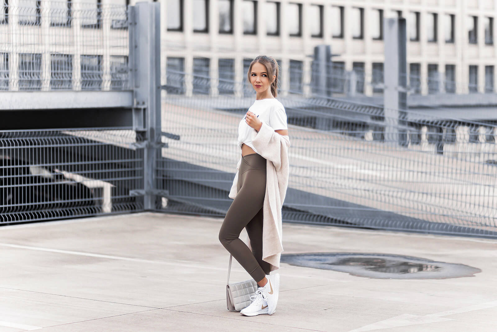 Sportlicher Frühlingslook mit Leggings, Leggings im Alltag kombinieren, Outfit mit Sneakern, Shoelove by Deichmann