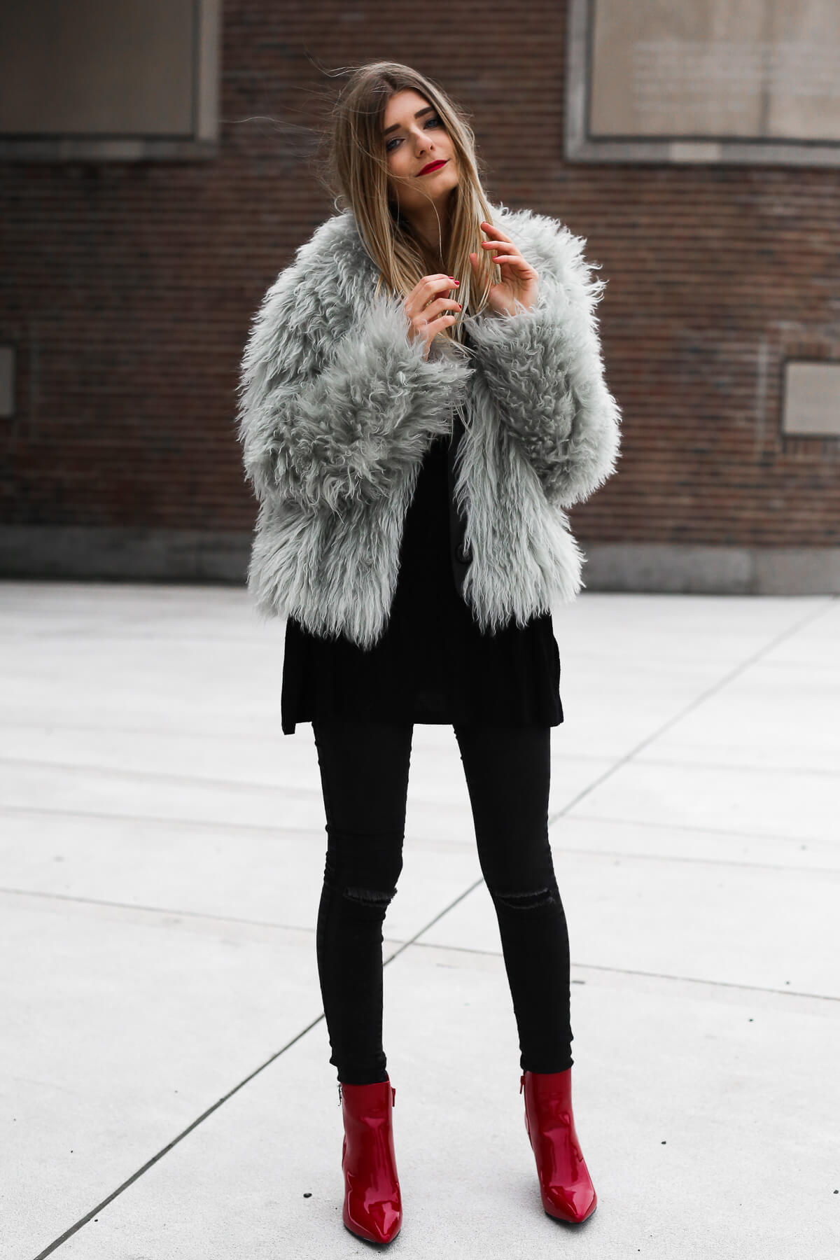 https://shoelove.deichmann.com/de-de/wp-content/uploads/Rote-Stiefeletten-Fake-Fur-Jacke-Outfit-2.jpg