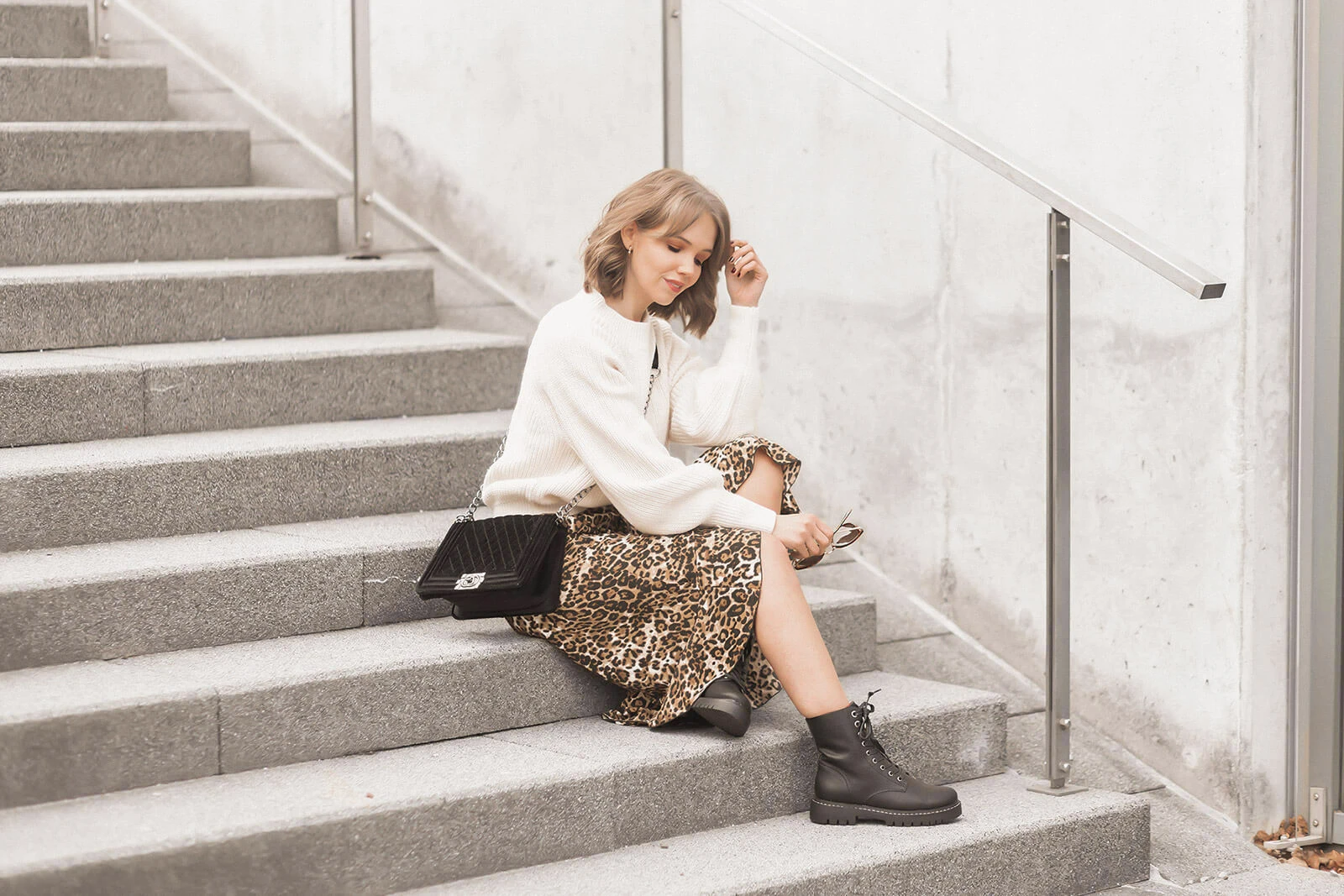 Midiröcke und Boots kombinieren, Frühlingsoutfit mit Wickelrock und Combat Boots, Shoelove by Deichmann