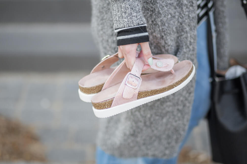 Casual Outfit mit Zehentrenner im rosa Metallic-Look, Trendblog by Deichmann