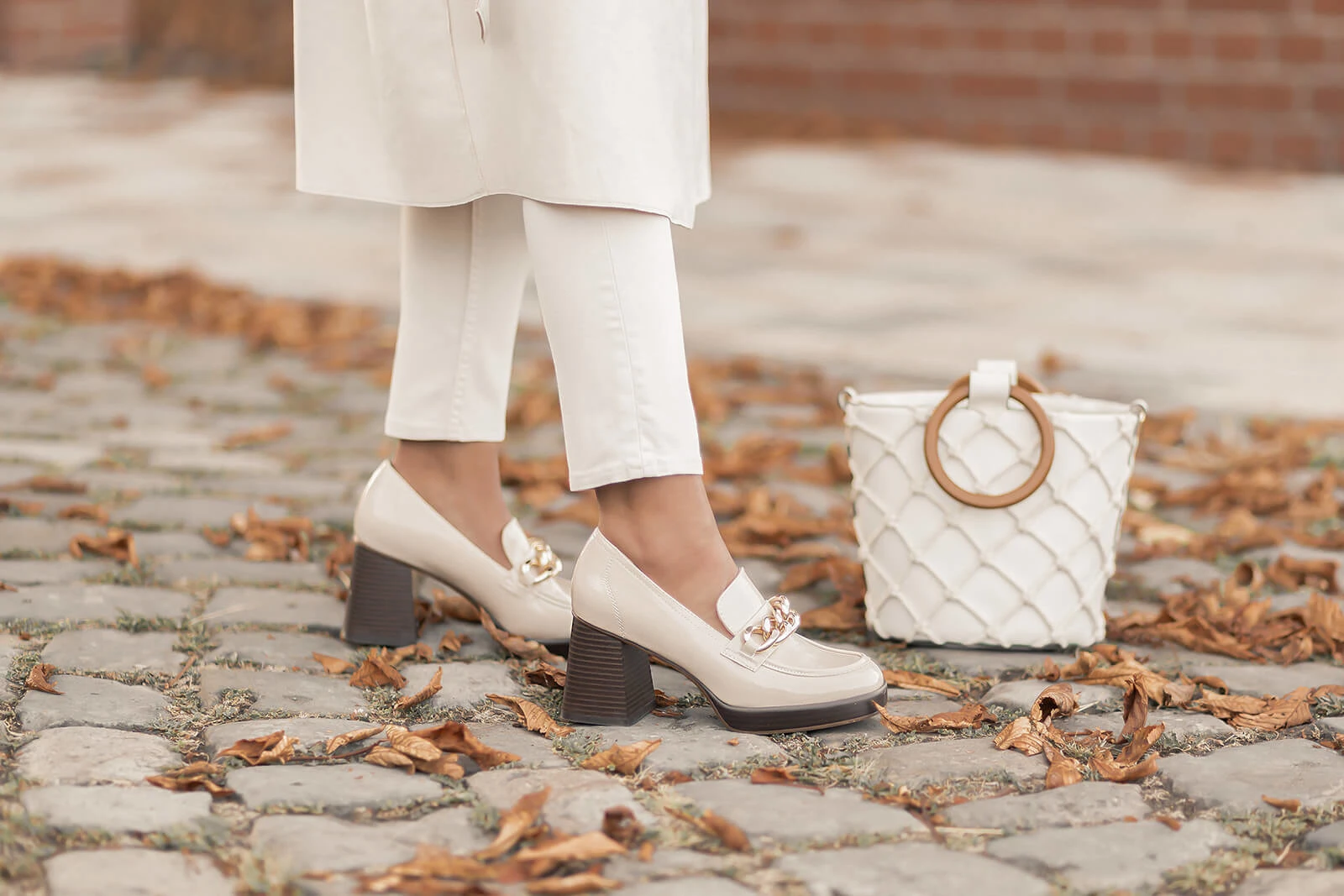 Helle Herbstlooks, Styling-Tipps, All-White im Herbst, weißer Trenchcoat, Loafer, Shoelove by Deichmann