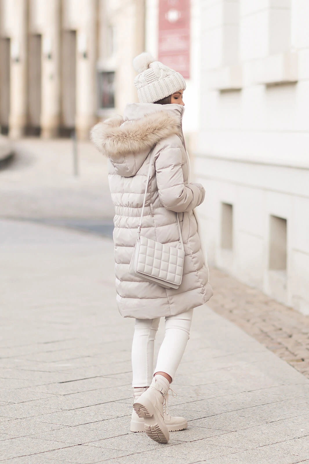 https://shoelove.deichmann.com/de-de/wp-content/uploads/2022/01/winter-white-helle-winterlooks-stylen-shoelove-by-deichmann2.jpg