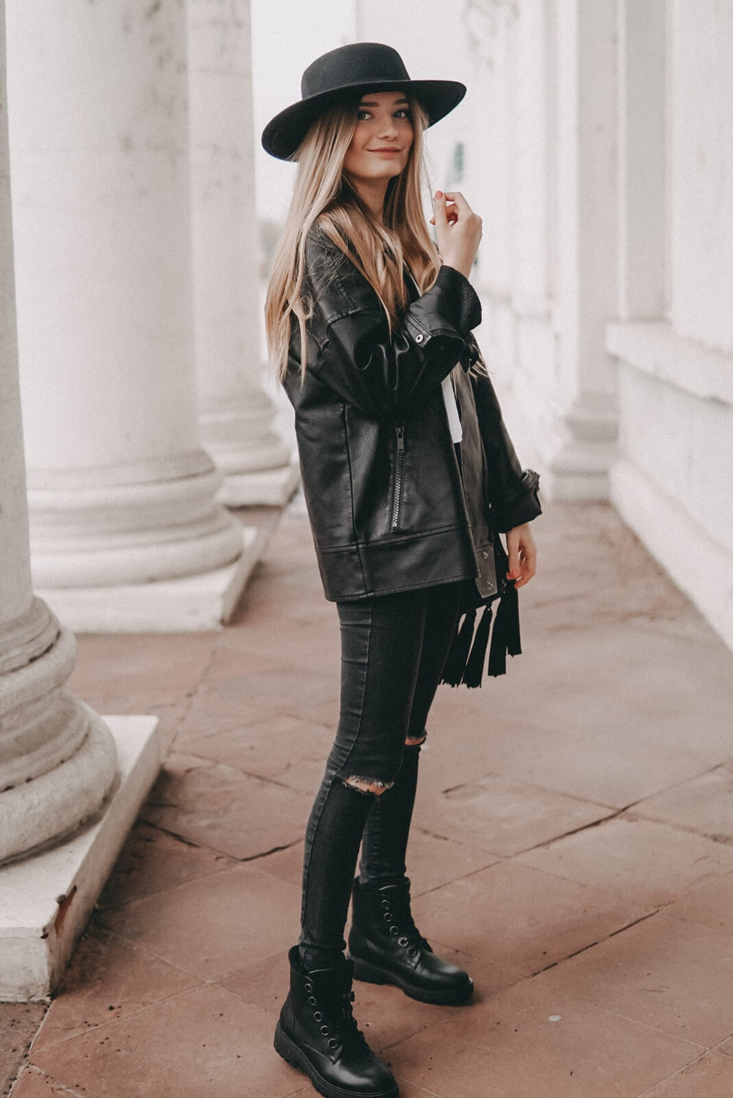 https://shoelove.deichmann.com/de-de/wp-content/uploads/2021/02/Oversized-Motorradjacke-Bikerjacke-1.jpg