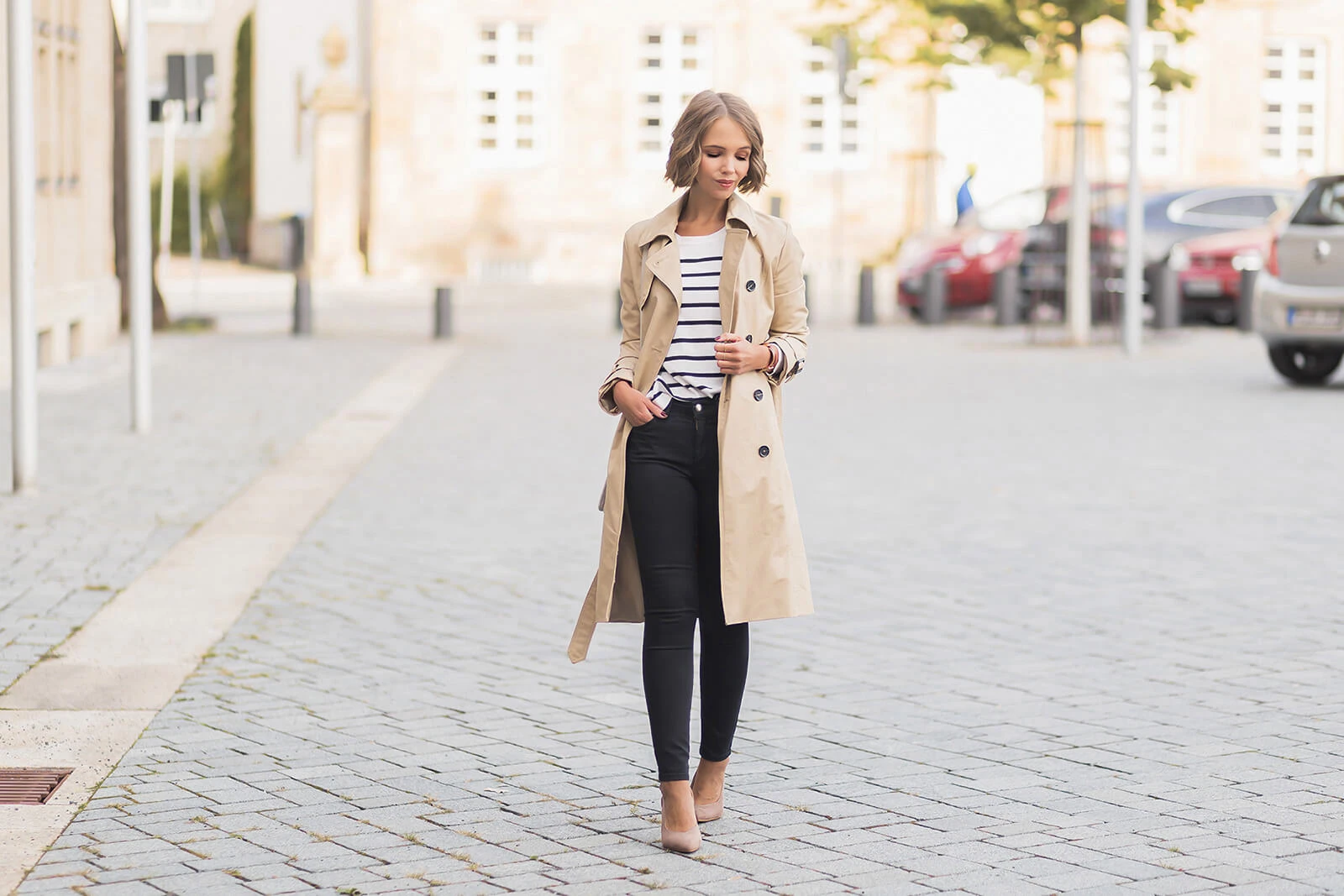 Pullover mit Streifen kombinieren, Herbstoutfit mit Streifenpullover und Trenchcoat, Slingpumps, Shoelove by Deichmann