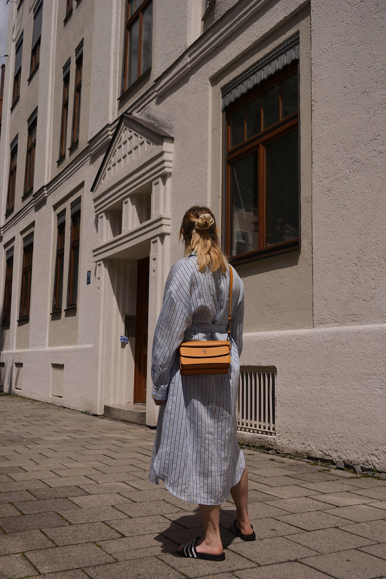 Blusenkleid im Frühling tragen