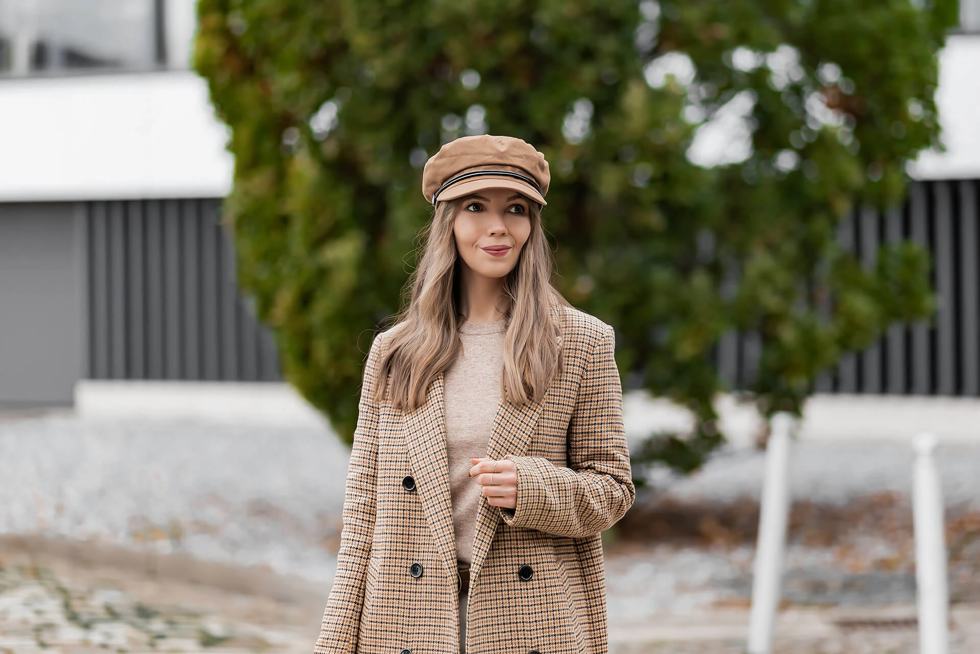 Outfit mit kariertem Mantel für den Herbst