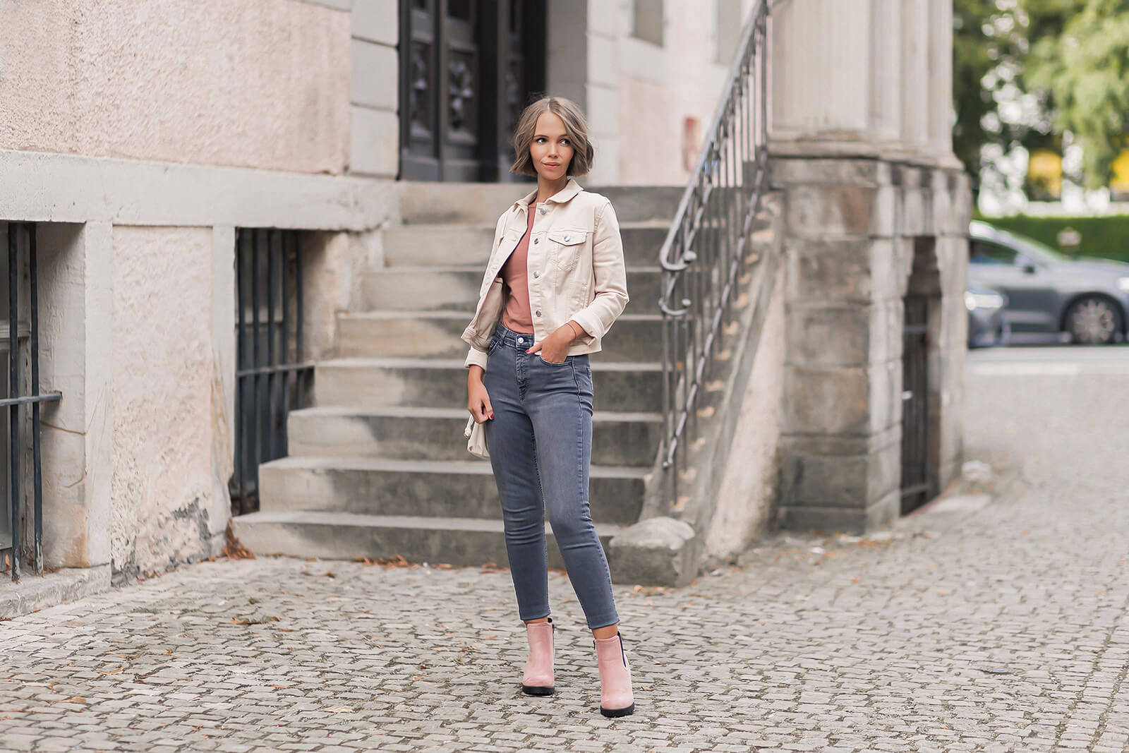 Jeansjacken in Cremetönen kombinieren, Herbstoutfit mit Jeansjacke und rosa Stiefeletten, Shoelove by Deichmann