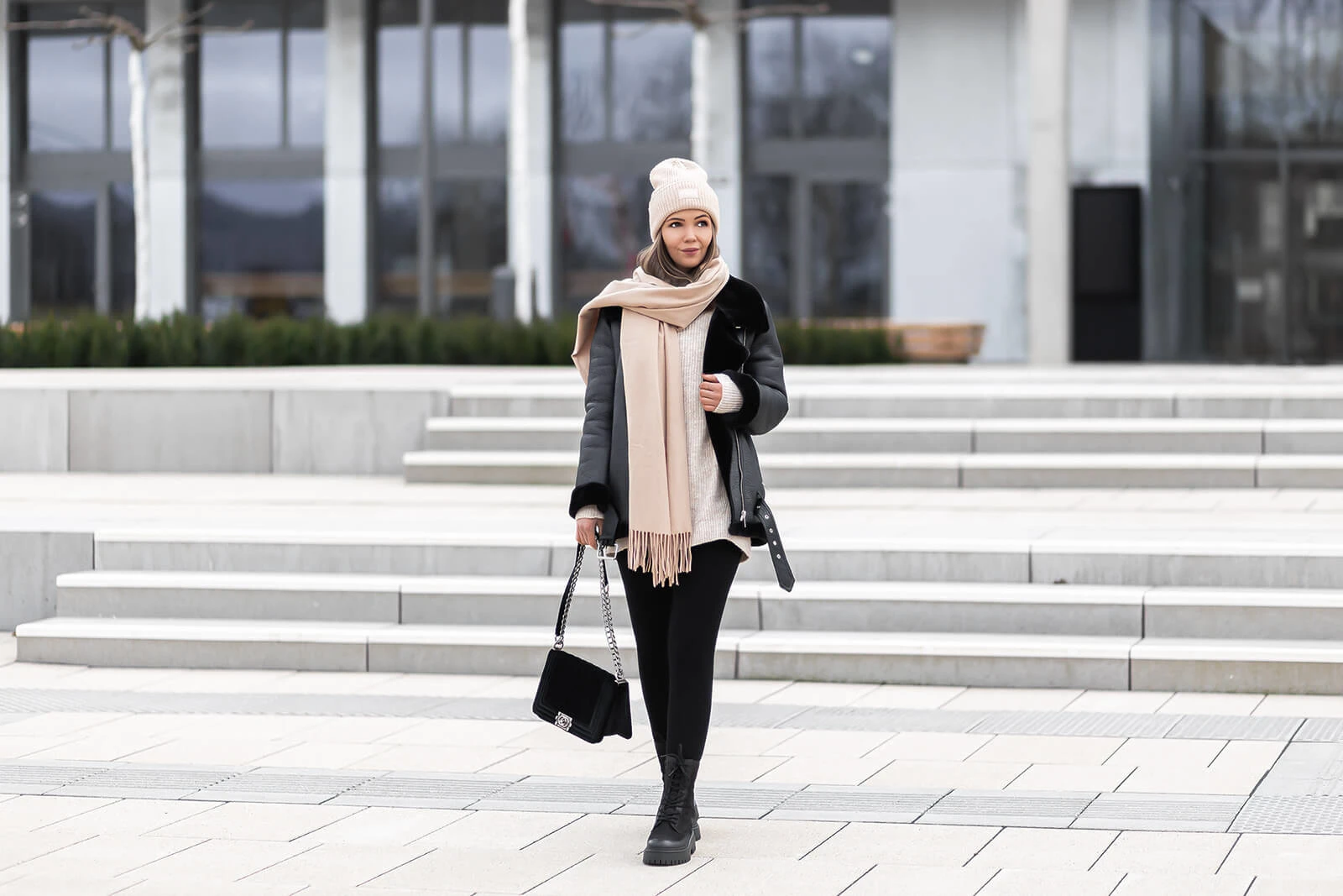 Leggings im Winter kombinieren, lässiger Winterlook mit Leggings und schwarzen Boots, Leggings Trends 2023, schwarze Leggings, Shoelove by Deichmann