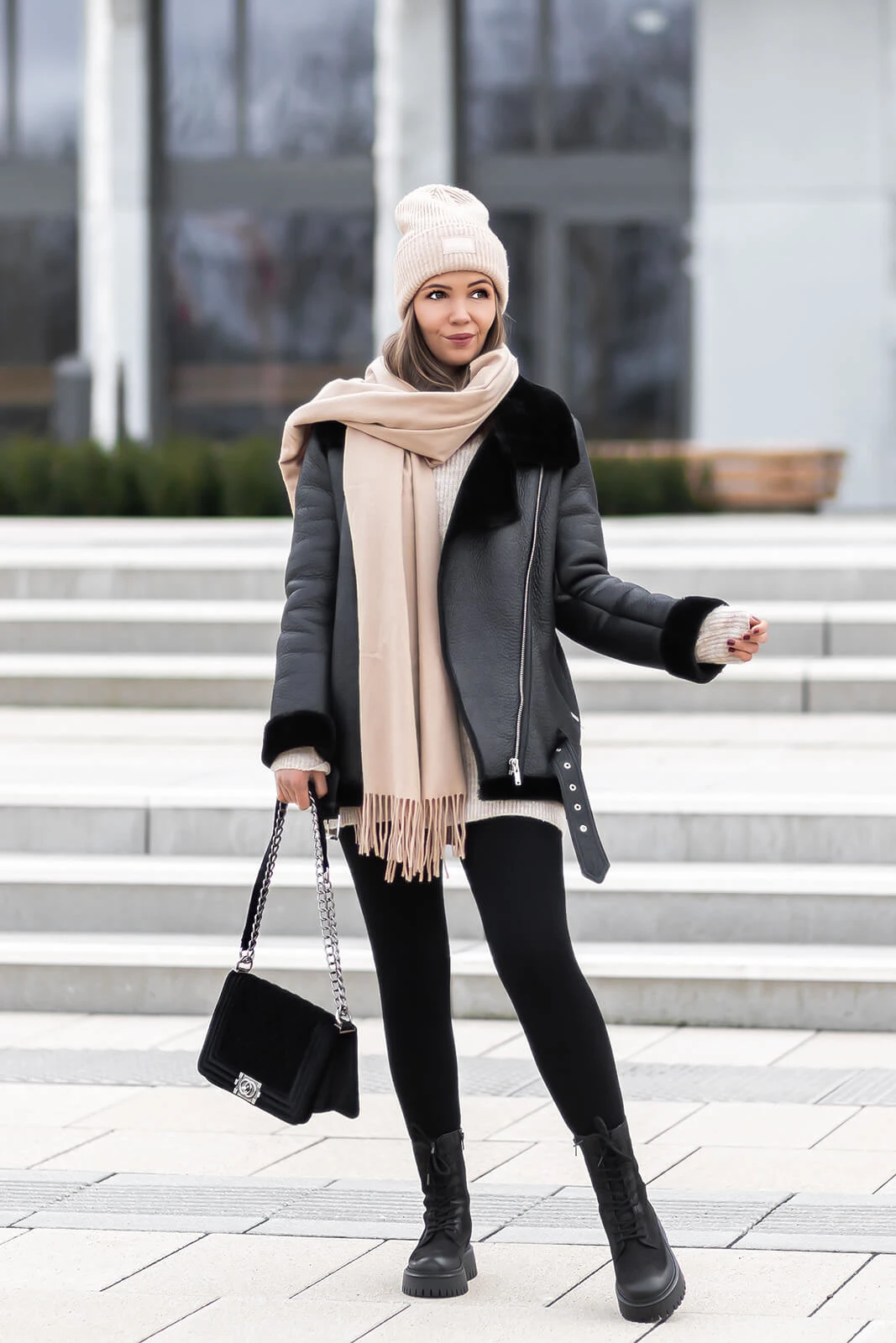 Leggings im Winter kombinieren, lässiger Winterlook mit Leggings und schwarzen Boots, Leggings Trends 2023, schwarze Leggings, Shoelove by Deichmann