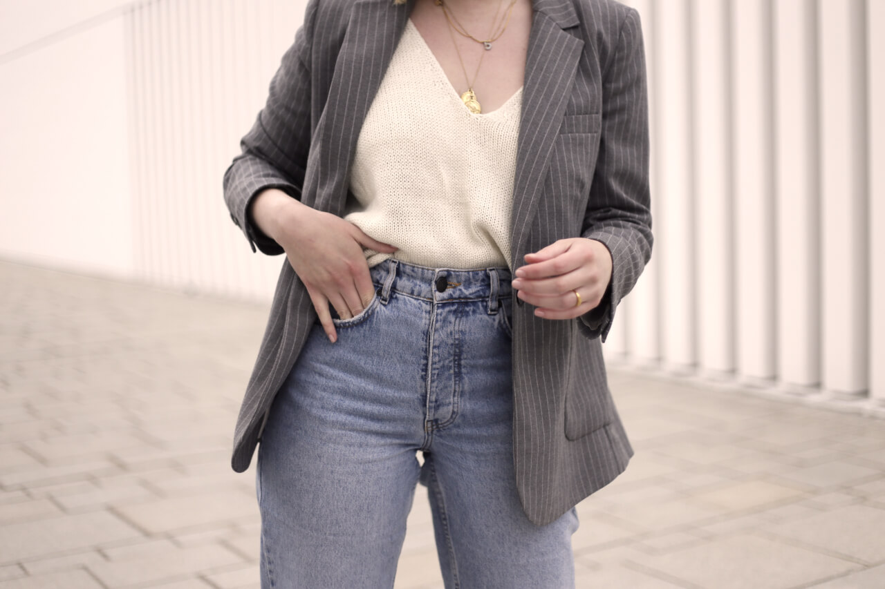 Mom-Jeans mit goldenem Schmuck aufwerten