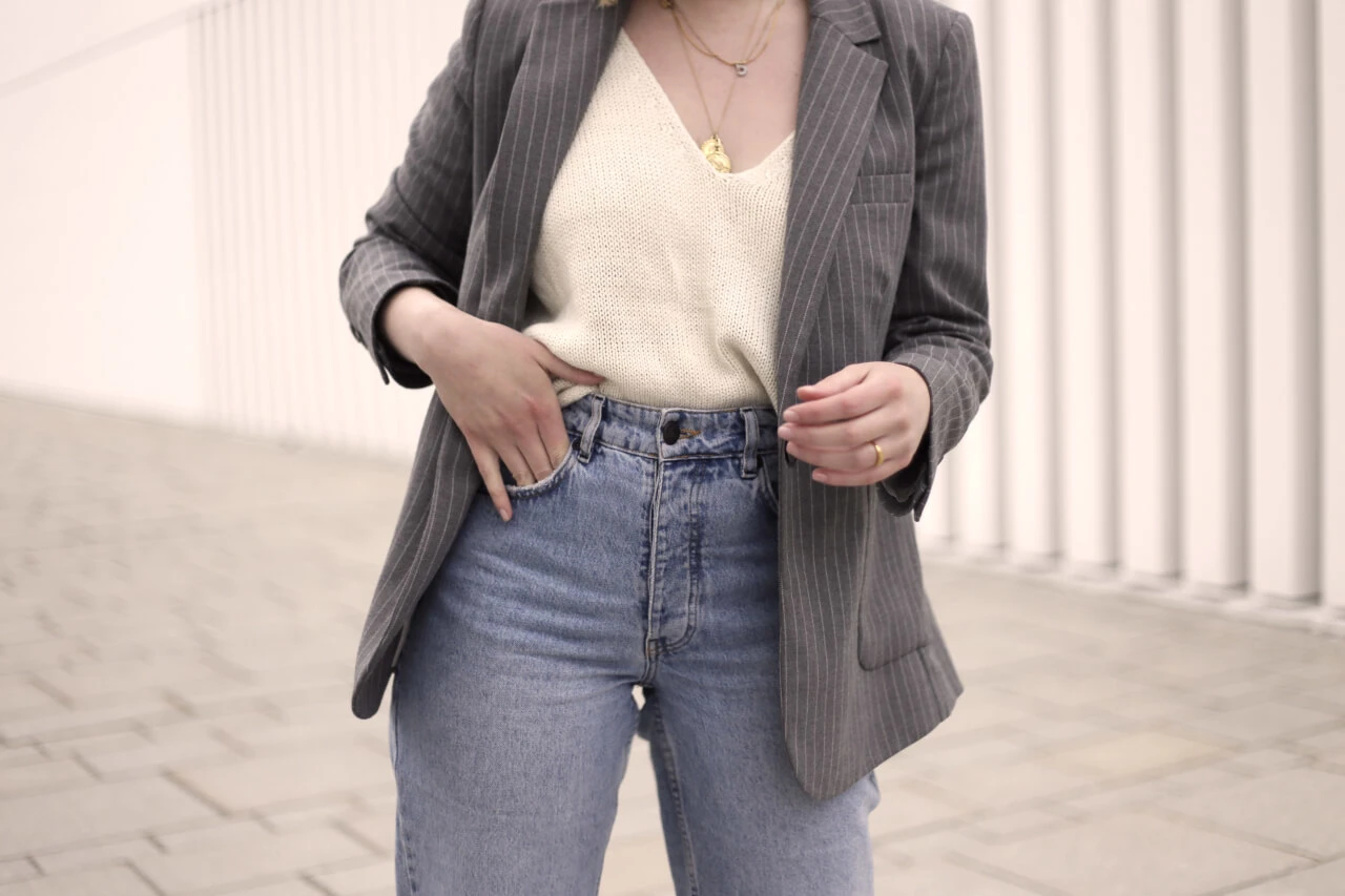 Mom-Jeans mit goldenem Schmuck aufwerten