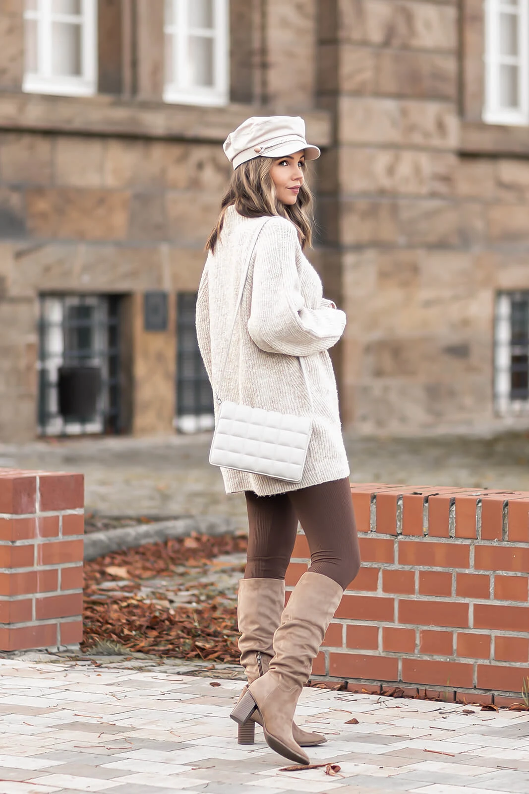 https://shoelove.deichmann.com/de-de/wp-content/uploads/2022/11/oversize-pullover-kombinieren-herbstoutfit-strickpullover-shoelove-by-deichmann2.jpg