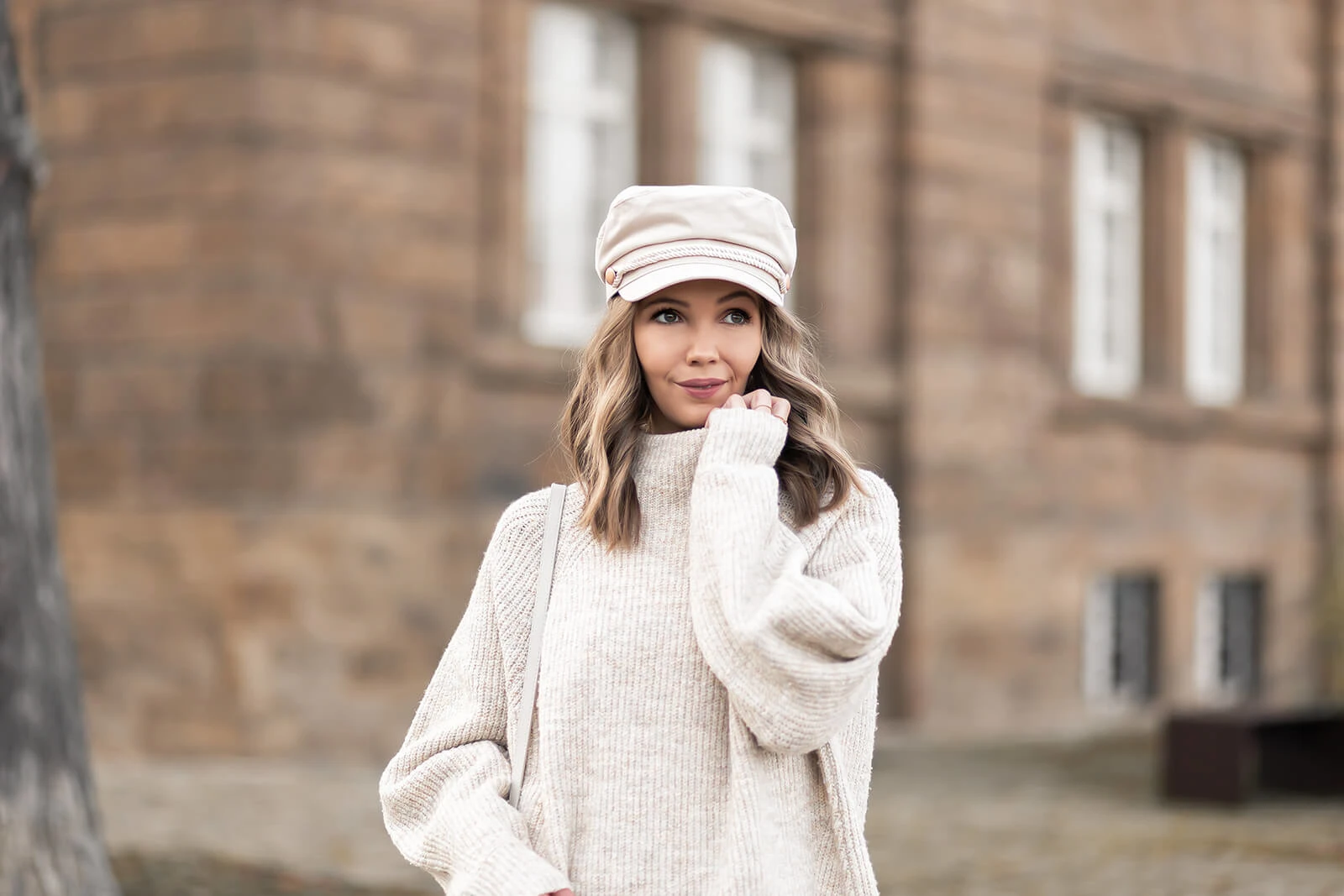 Oversize Pullover, Herbstoutfit mit weitem Strickpullover und Stiefeln, Pullover Trends 2022, Shoelove by Deichmann