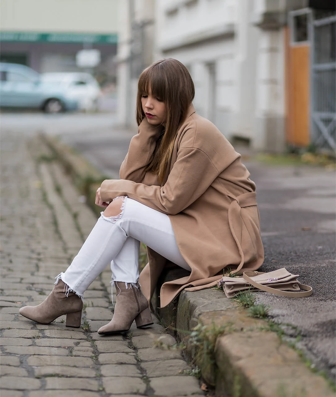 https://shoelove.deichmann.com/de-de/wp-content/uploads/soft-stripes-herbst-outfit-brauner-mantel-shoelove-by-deichmann-3.jpg