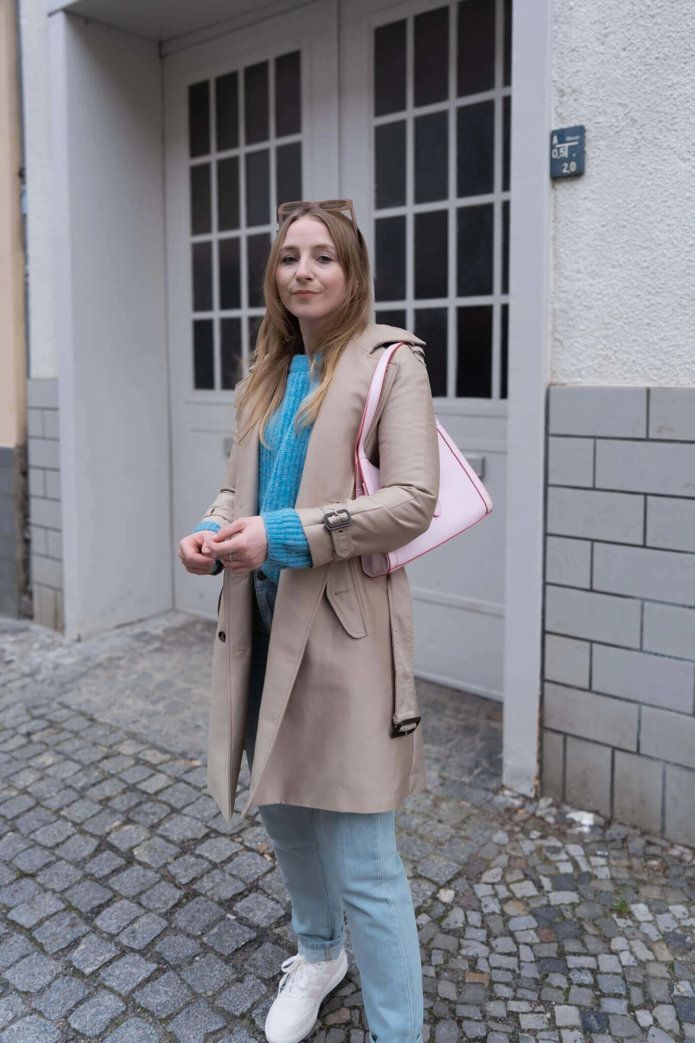 https://shoelove.deichmann.com/de-de/wp-content/uploads/2024/03/Trenchcoat-und-Mom-Jeans-2.jpg