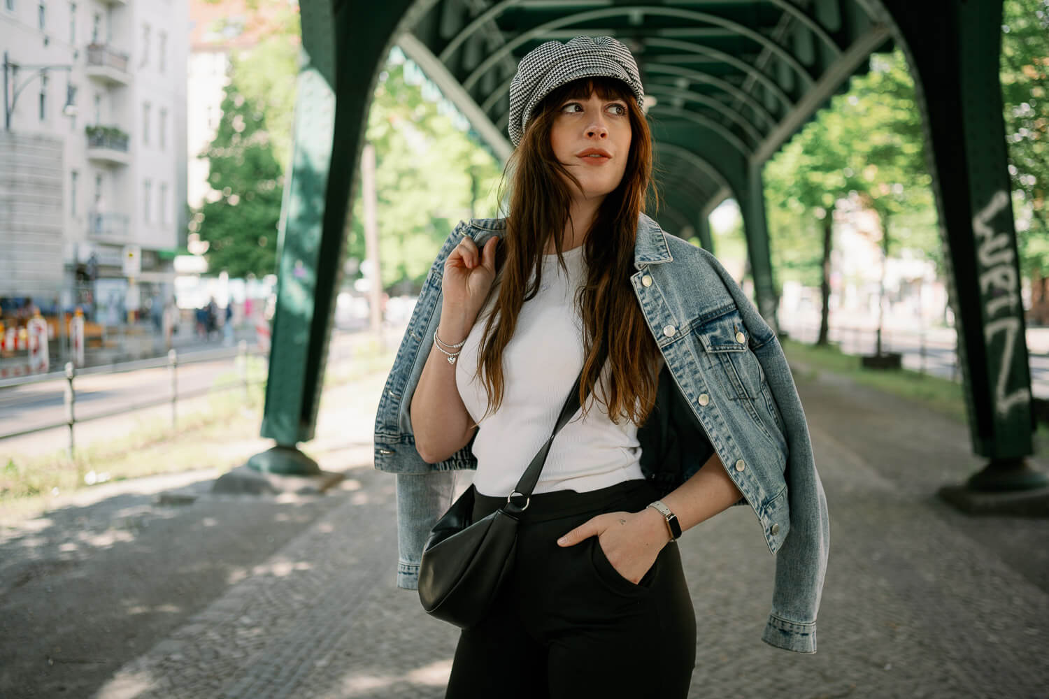 Weißes Tank Top mit Jeansjacke 