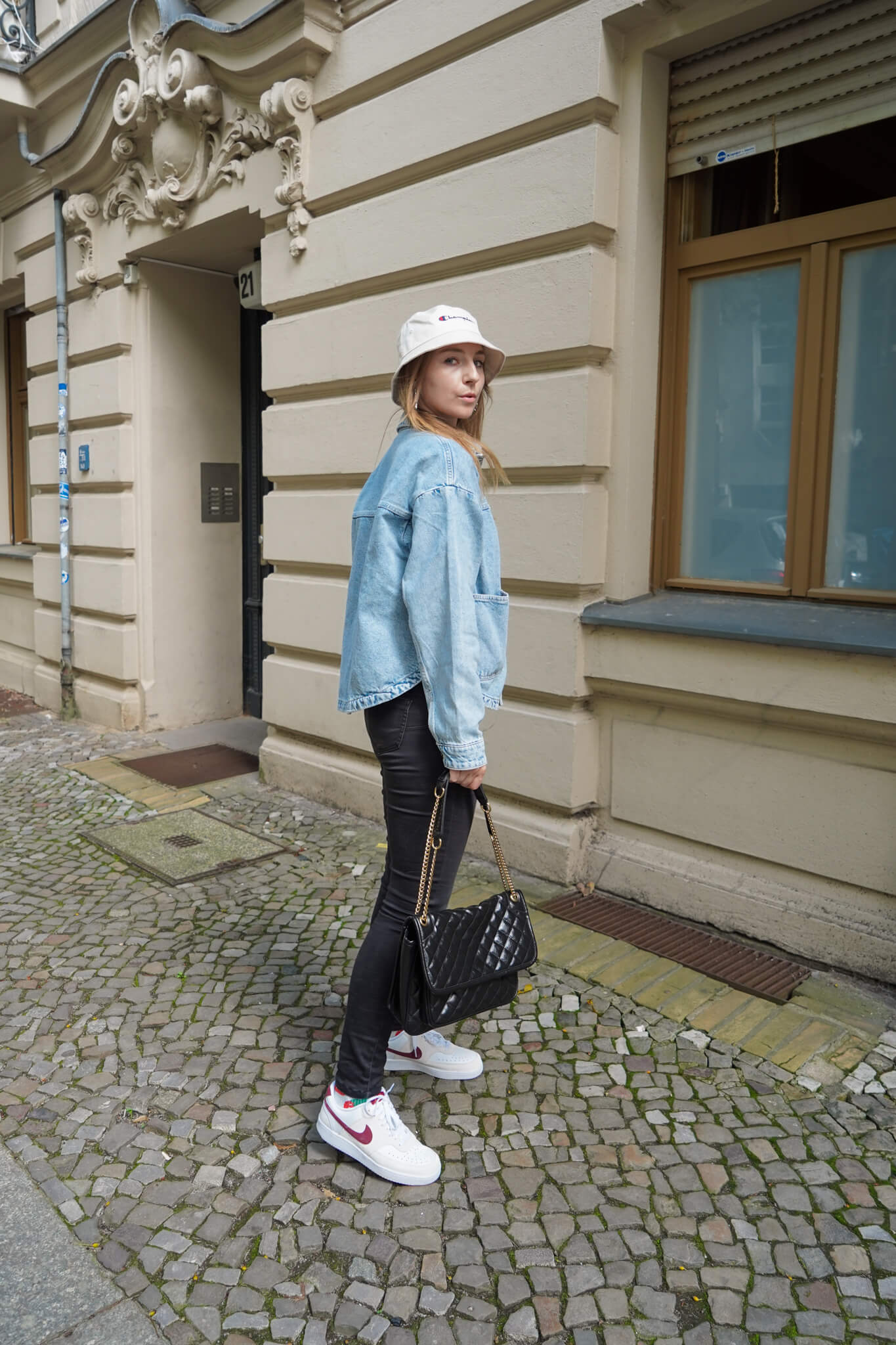 https://shoelove.deichmann.com/de-de/wp-content/uploads/2024/07/7-Styling-Tipps-so-kombinierst-du-deinen-Bucket-Hat-im-Sommer-5.jpg