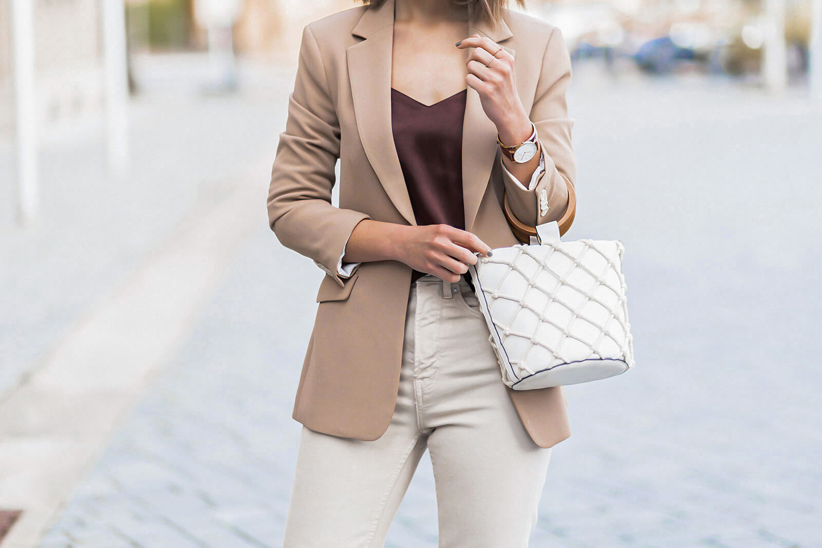 Casual Chic im Frühling stylen, Frühlingsoutfit mit Blazer und Jeans, Shoelove by Deichmann