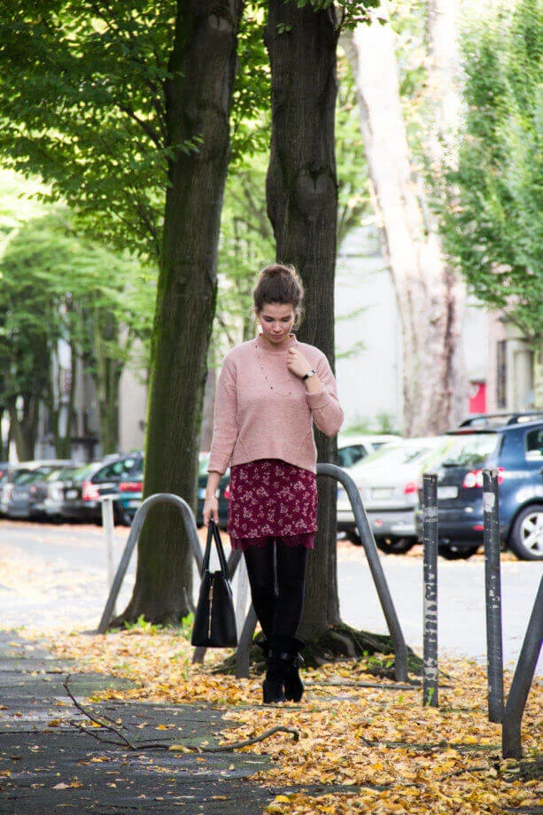 Sommerkleid im Herbst tragen