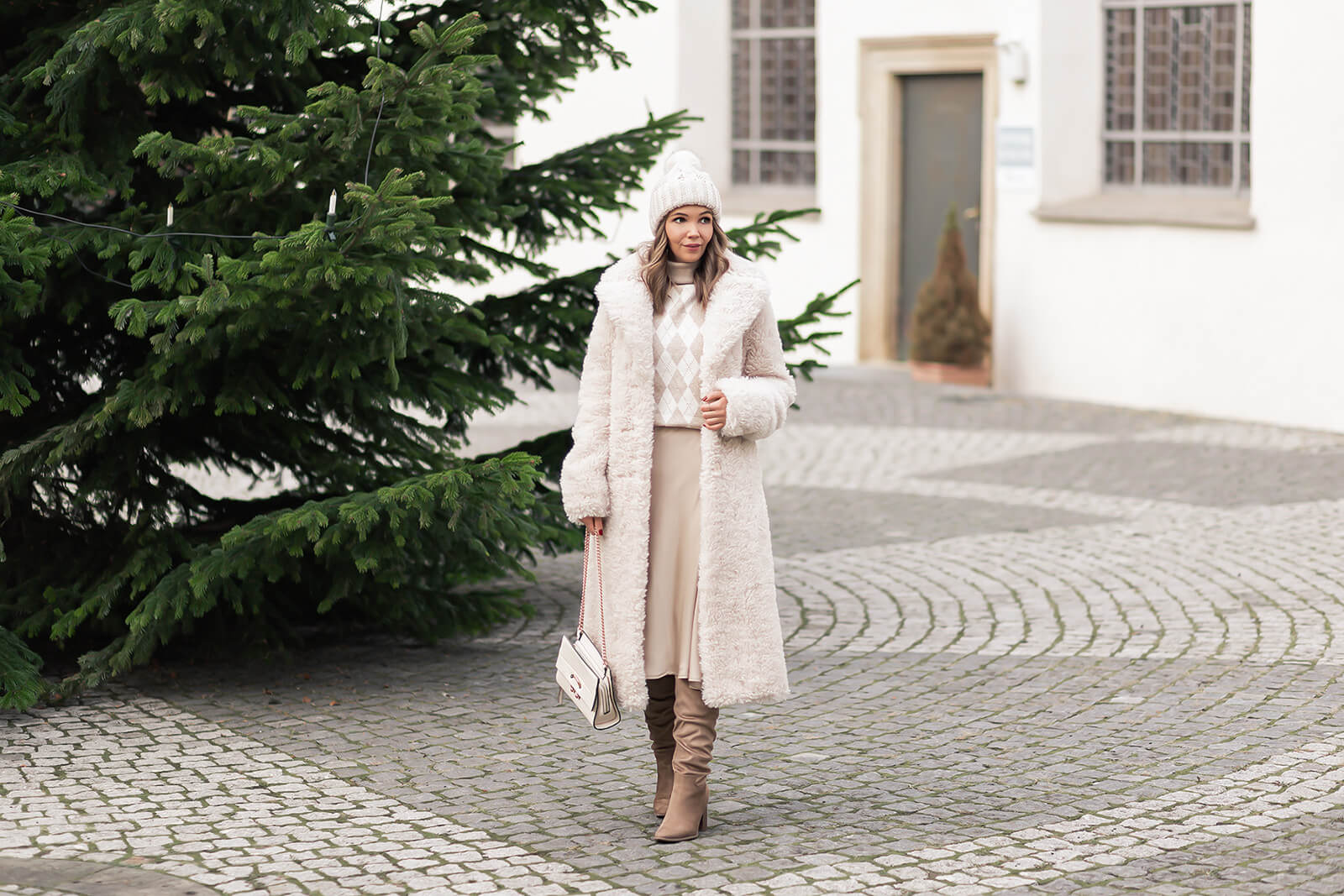 Cosy Christmas Look für die Festtage, gemütliches Weihnachtsoutfit mit Teddy Coat und Stiefel, Shoelove by Deichmann