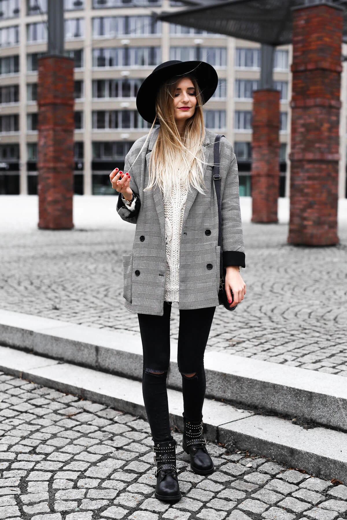 https://shoelove.deichmann.com/de-de/wp-content/uploads/Karo-Mantel-Outfit-Look-Nieten-Boots-3.jpg