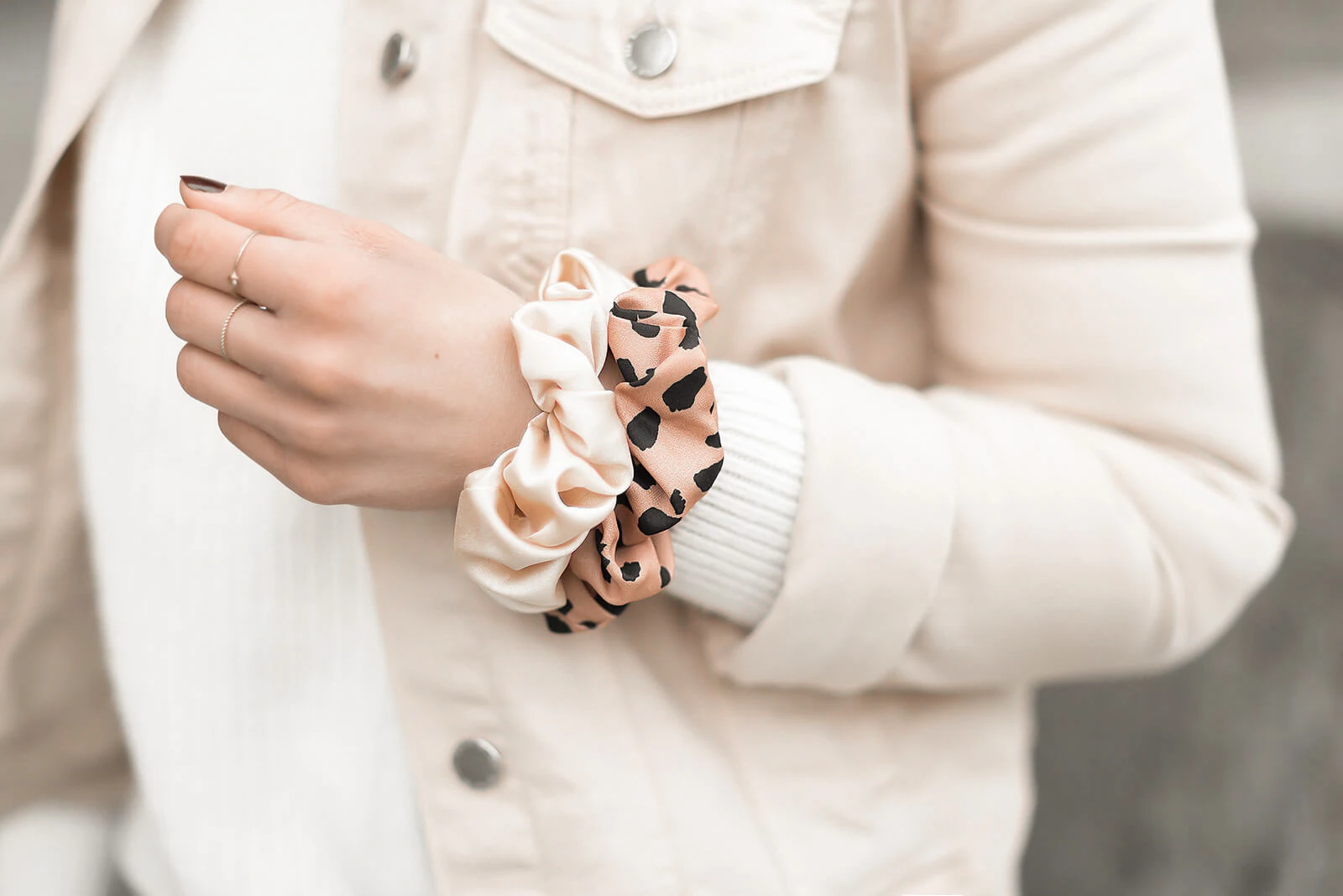 Accessoires für den Frühling, Accessoire Trends 2021, Scrunchies als Armschmuck, Shoelove by Deichmann